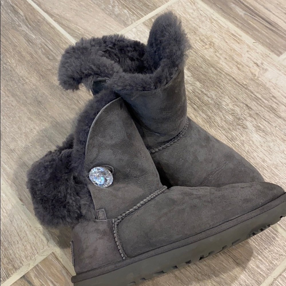 UGGS GREY